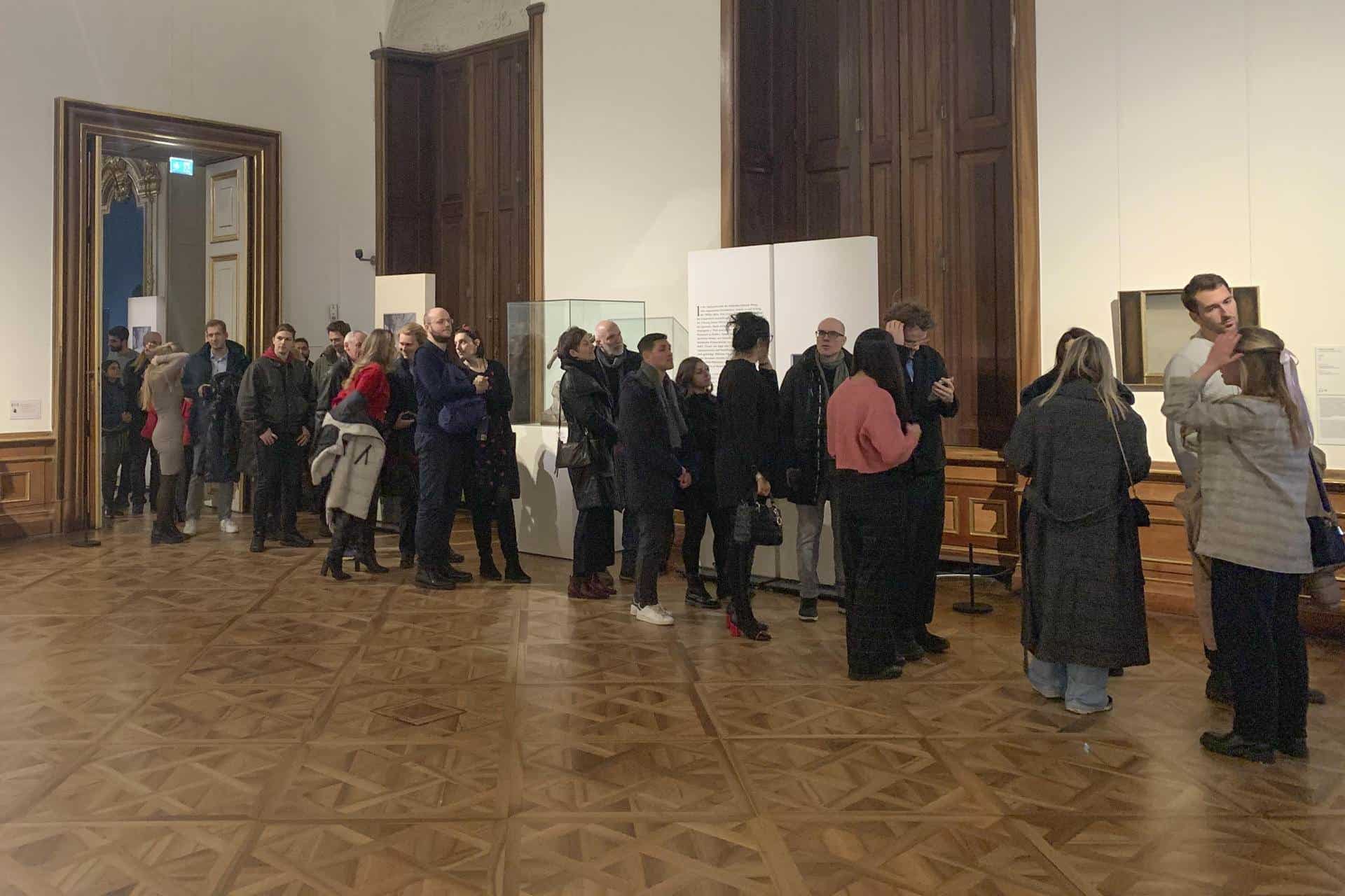 El Museo Belvedere de Viena celebró este viernes un San Valentín especial al permitir a parejas de enamorados fotografiarse frente a 'El Beso' de Gustav Klimt, uno de los cuadros más famosos del mundo.