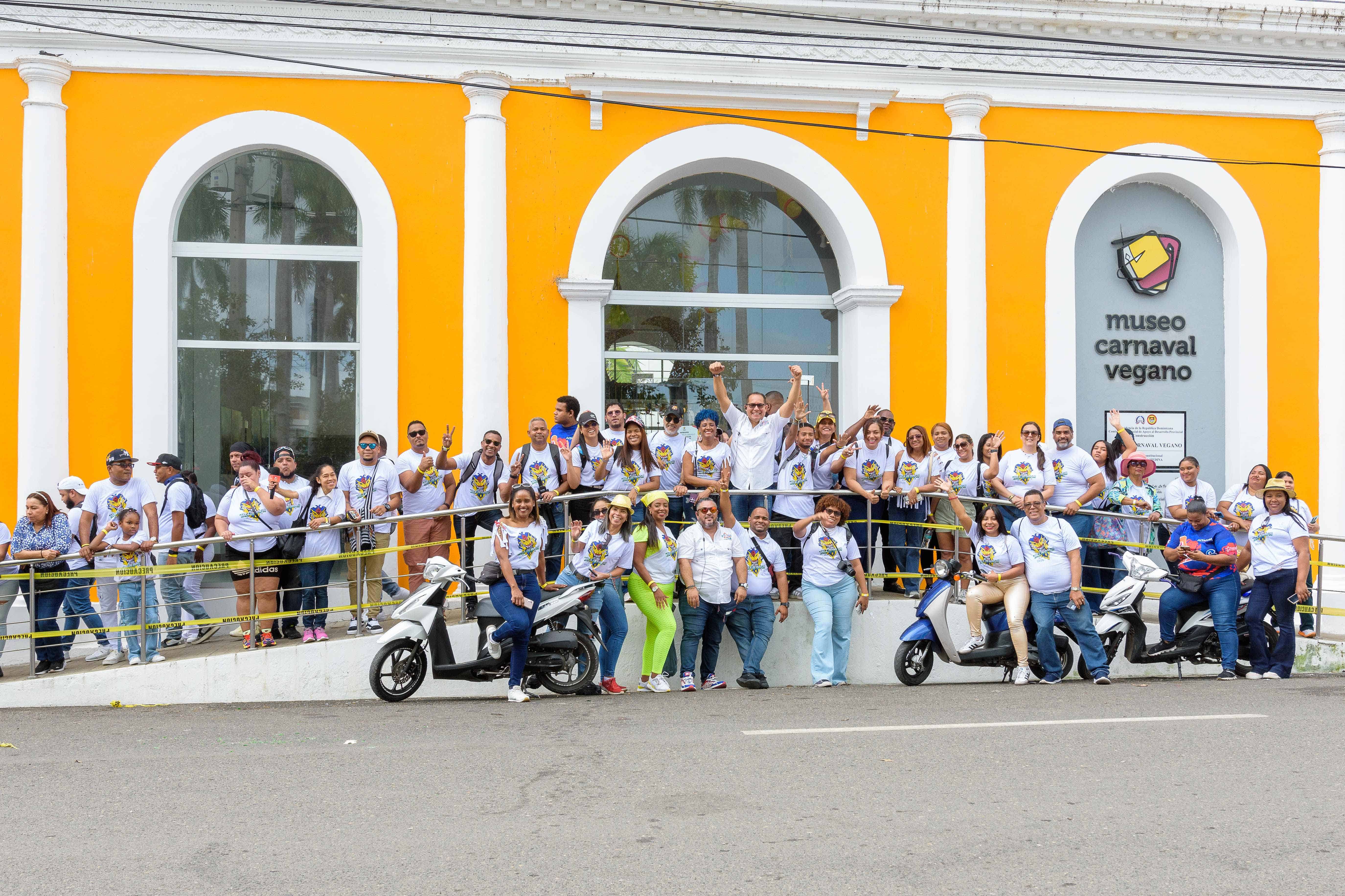 Parte del grupo de comunicadores que asistieron a la gira.