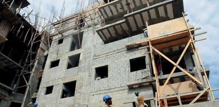 Constructores relacionan la devaluación del peso con la dolarización del mercado inmobiliario en República Dominicana.