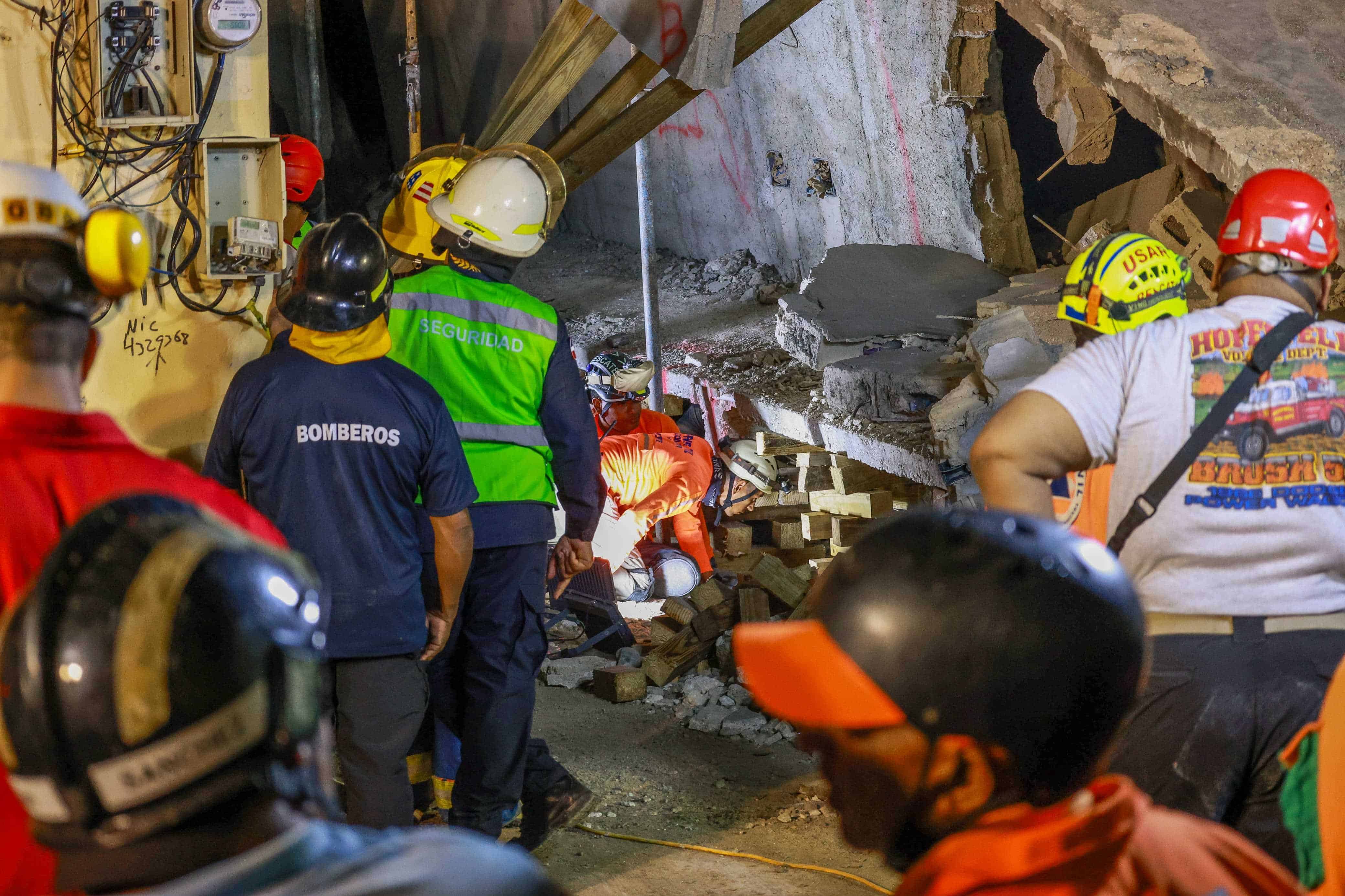 Unidades del cuerpo de bomberos y miembros de la Defensa Civil de diversas partes de la región este trabajan en el siniestro.