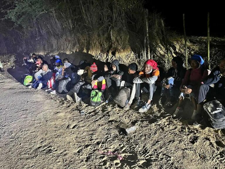 Detienen 25 haitianos en estatus migratorio irregular en Callejón de los Tres Caños en Dajabón