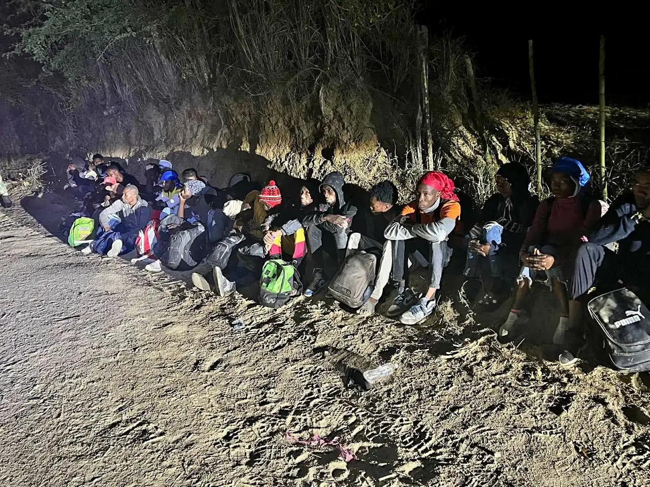 Detienen 25 haitianos en estatus migratorio irregular en Callejón de los Tres Caños en Dajabón