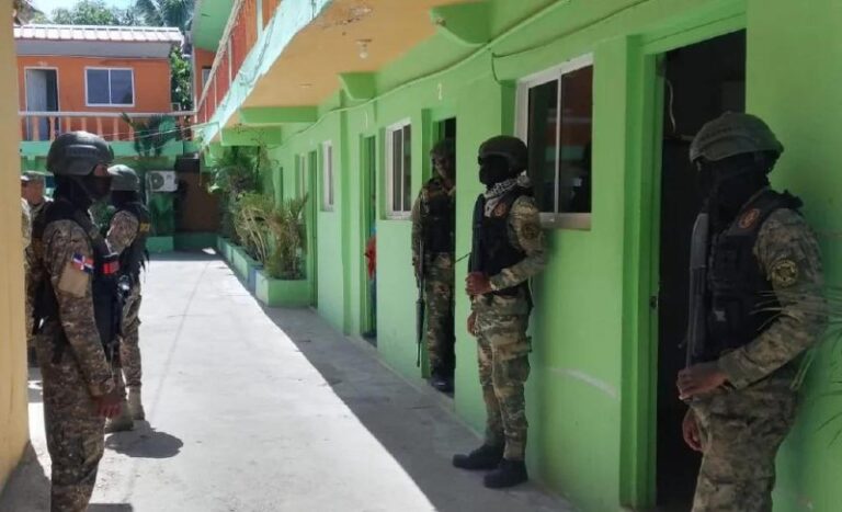 Detienen a 7 indocumentados en hotel en Montecristi; ocupan sustancias narcóticas