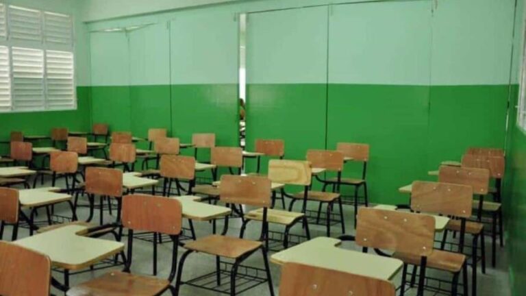 El 25 % de jóvenes de 15 a 17 años en República Dominicana abandona la escuela.