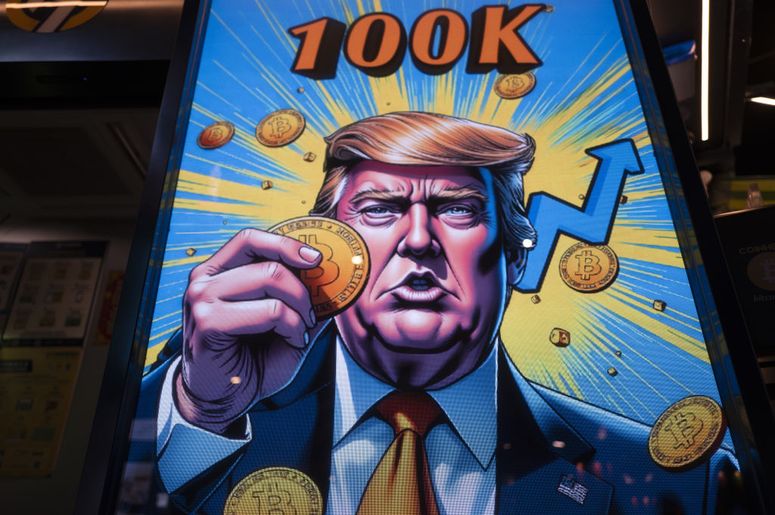 Una imagen de caricatura del presidente electo de EE UU Donald Trump sosteniendo un token de bitcoin para marcar la criptomoneda 