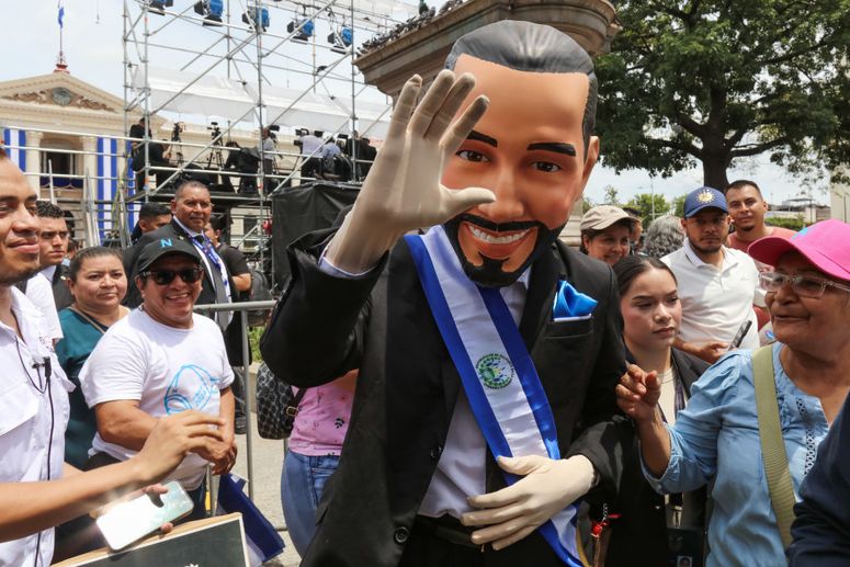 Un hombre vestido con un traje y máscara de Nayib Bukele asiste a la ceremonia de investidura en el Palacio Nacional el 1 de junio de 2024 en San Salvador, El Salvador. 