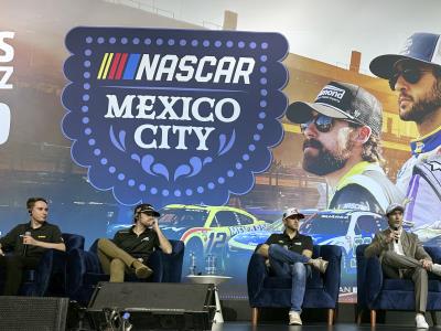 Estrellas NASCAR disfrutan de una visita a Ciudad de México