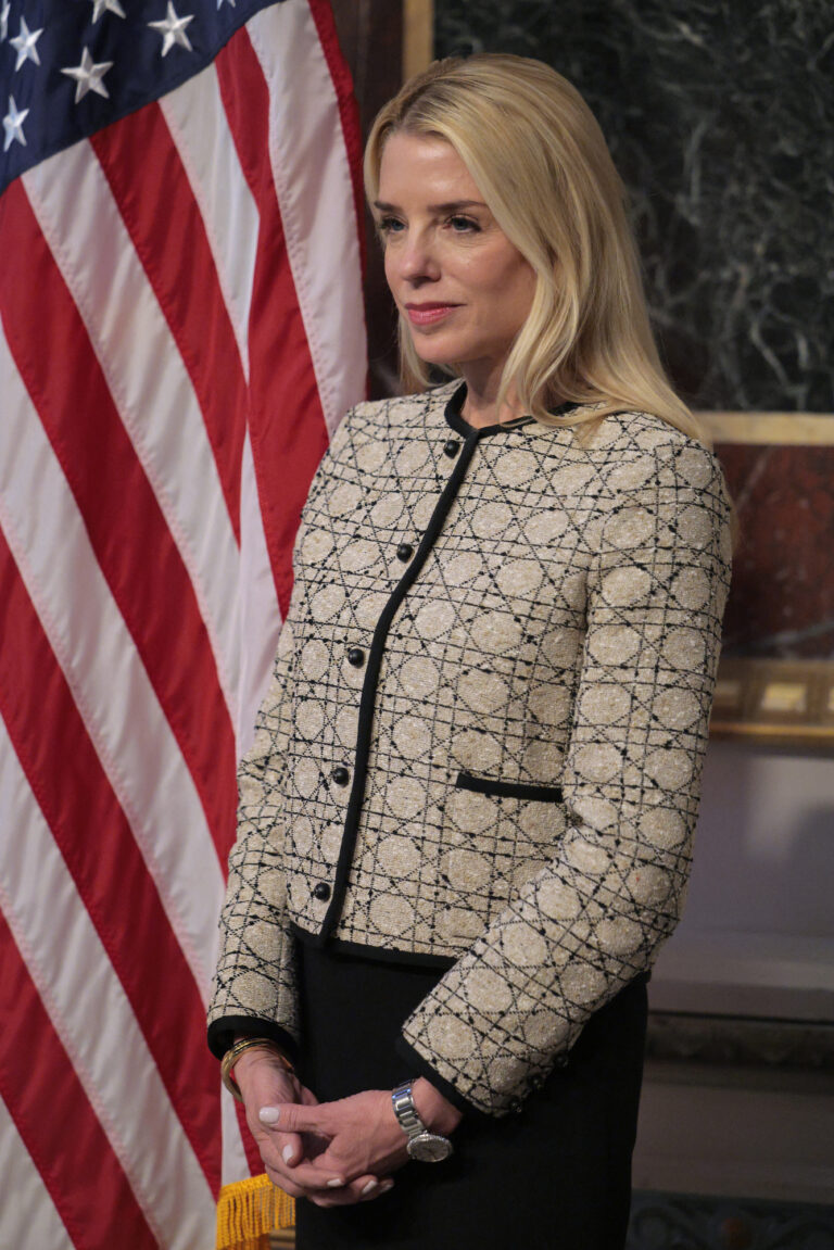 Fiscal Pam Bondi dará a conocer archivos de Jeffrey Epstein