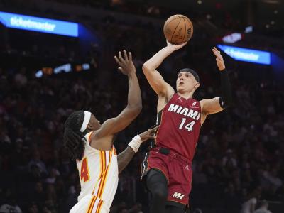 Herro y Robinson lideran al Heat que atina 23 triples ante Hawks
