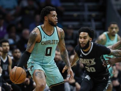 Hornets rompen racha de seis derrotas al vencer 117-116 a Spurs