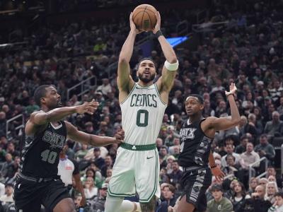 Jayson Tatum anota 32 puntos y Celtics vencen a Spurs por 116-103