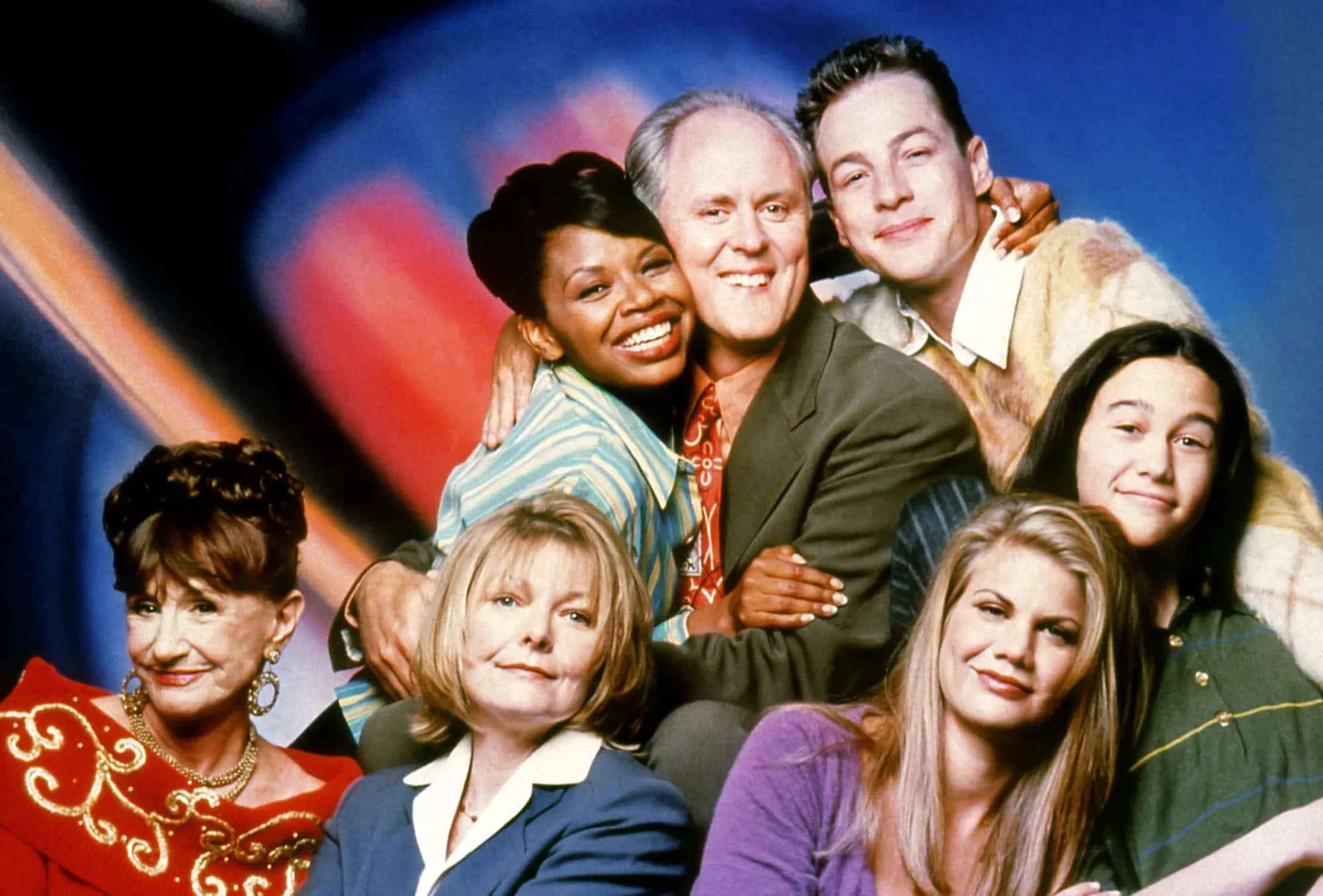 John Lithgow junto al elenco de la serie 3rd Rock from the Sun.