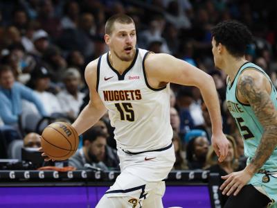 Jokic logra otro triple doble; Nuggets superan 107-104 a Hornets