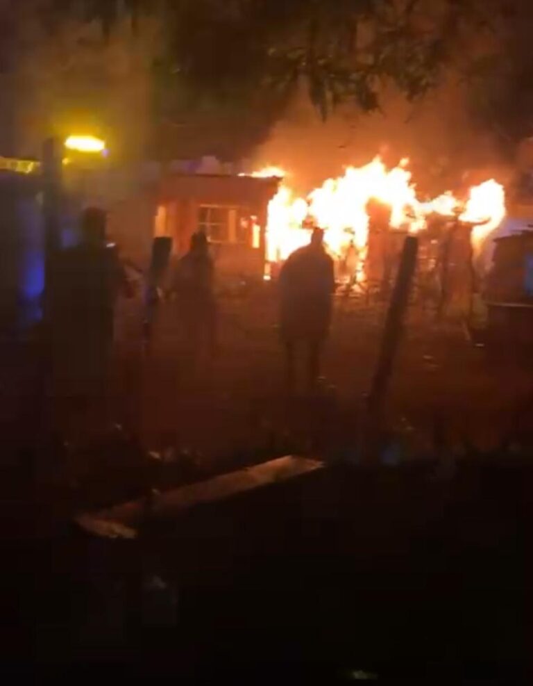 Joven fallece y queman tres casas familiares del presunto agresor en Pizarrete