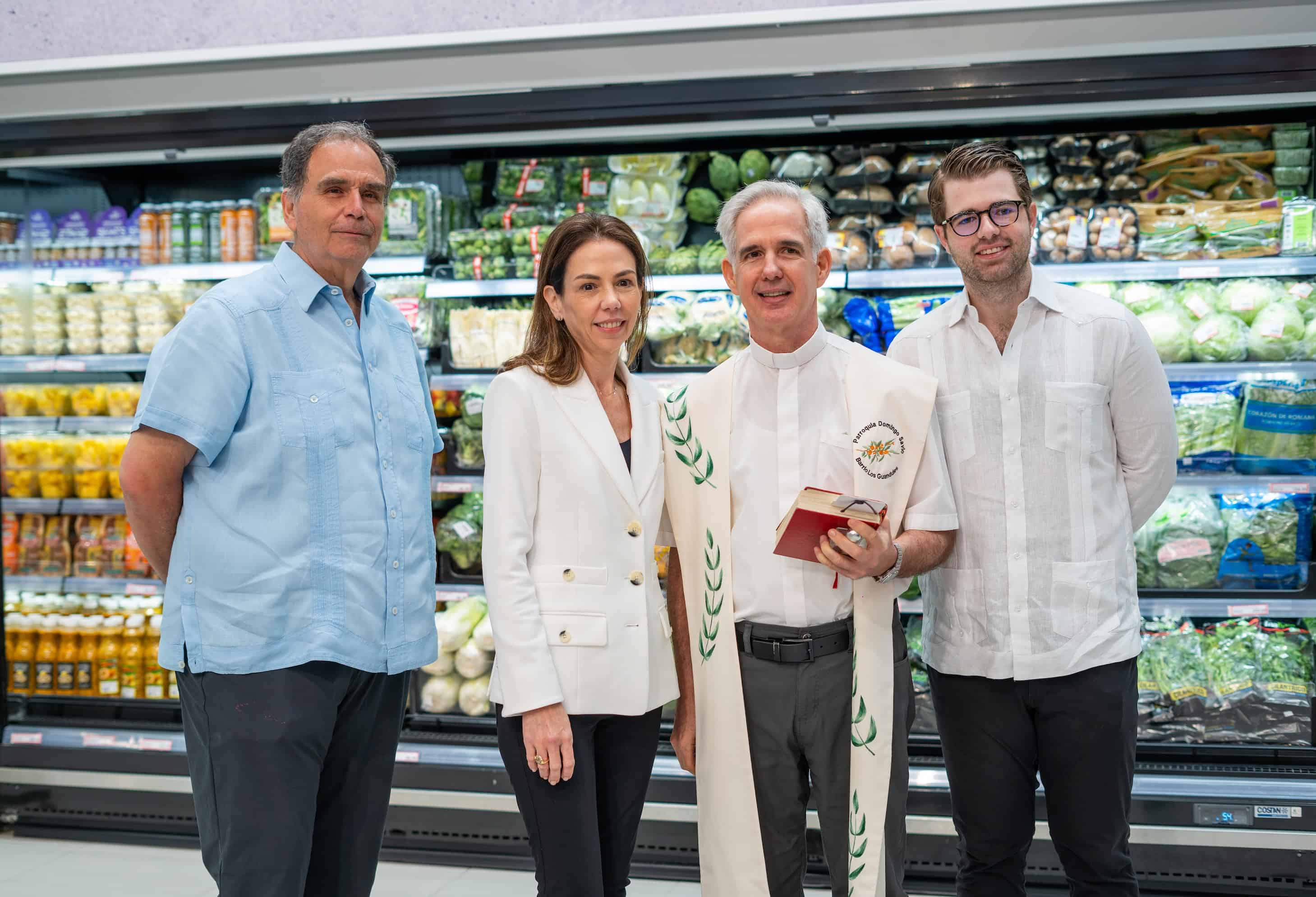 José Miguel González, Isabel González, padre Javier Vidal y Rodrigo González.