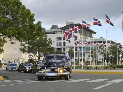 Los autos antiguos y de lujo desfilan en honor a Juan Pablo Duarte