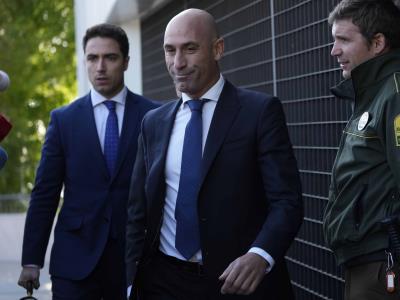 Luis Rubiales va a juicio en España por beso no consentido