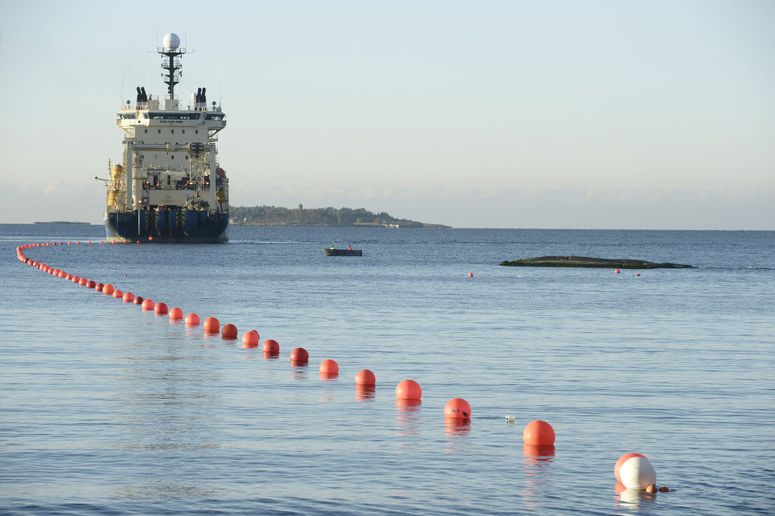 Un barco tiende cables submarinos en el Báltico