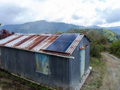 Ministerio de energía y minas instala paneles solares en El Rosalito