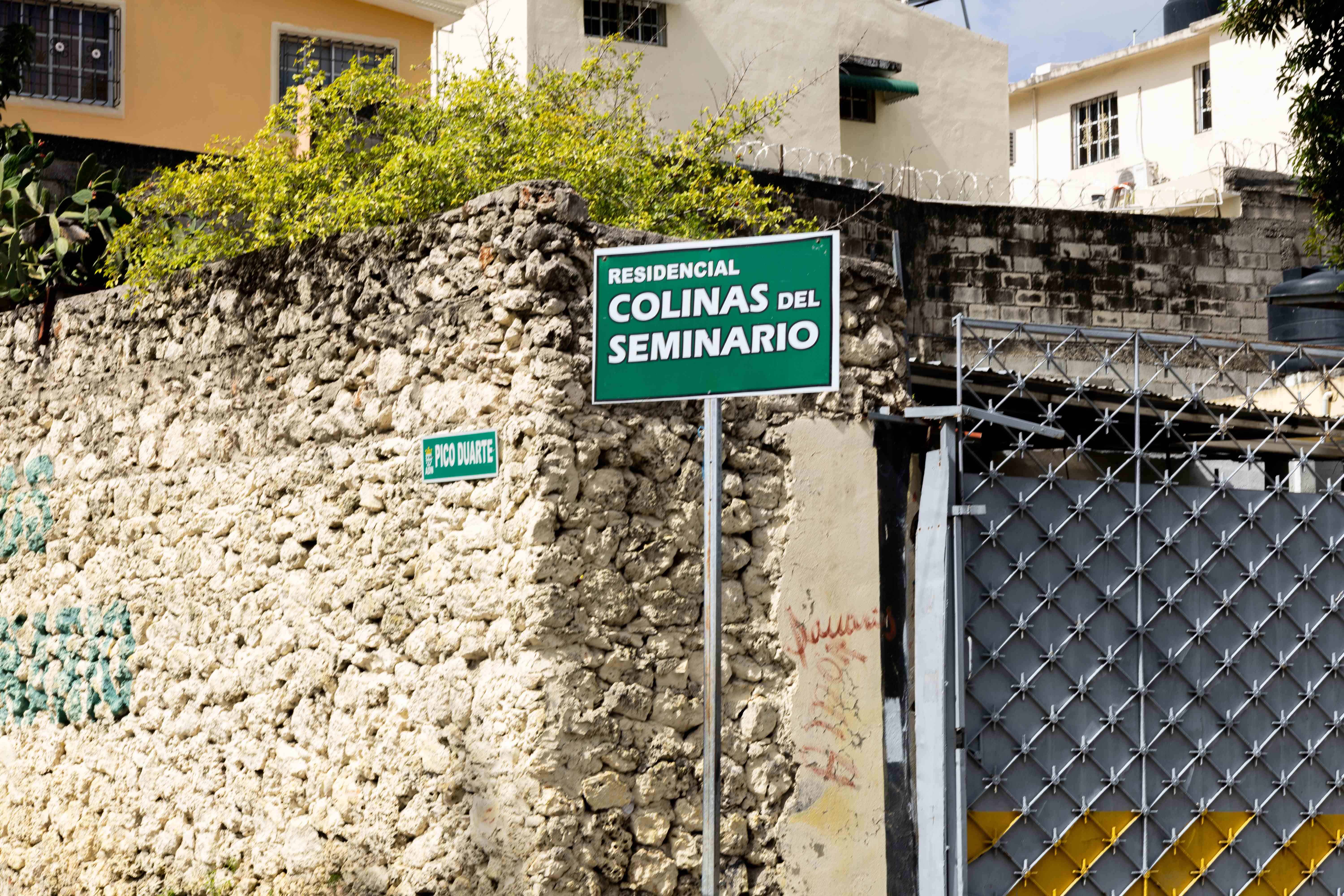 Entrada del residencial Colinas del Seminario.