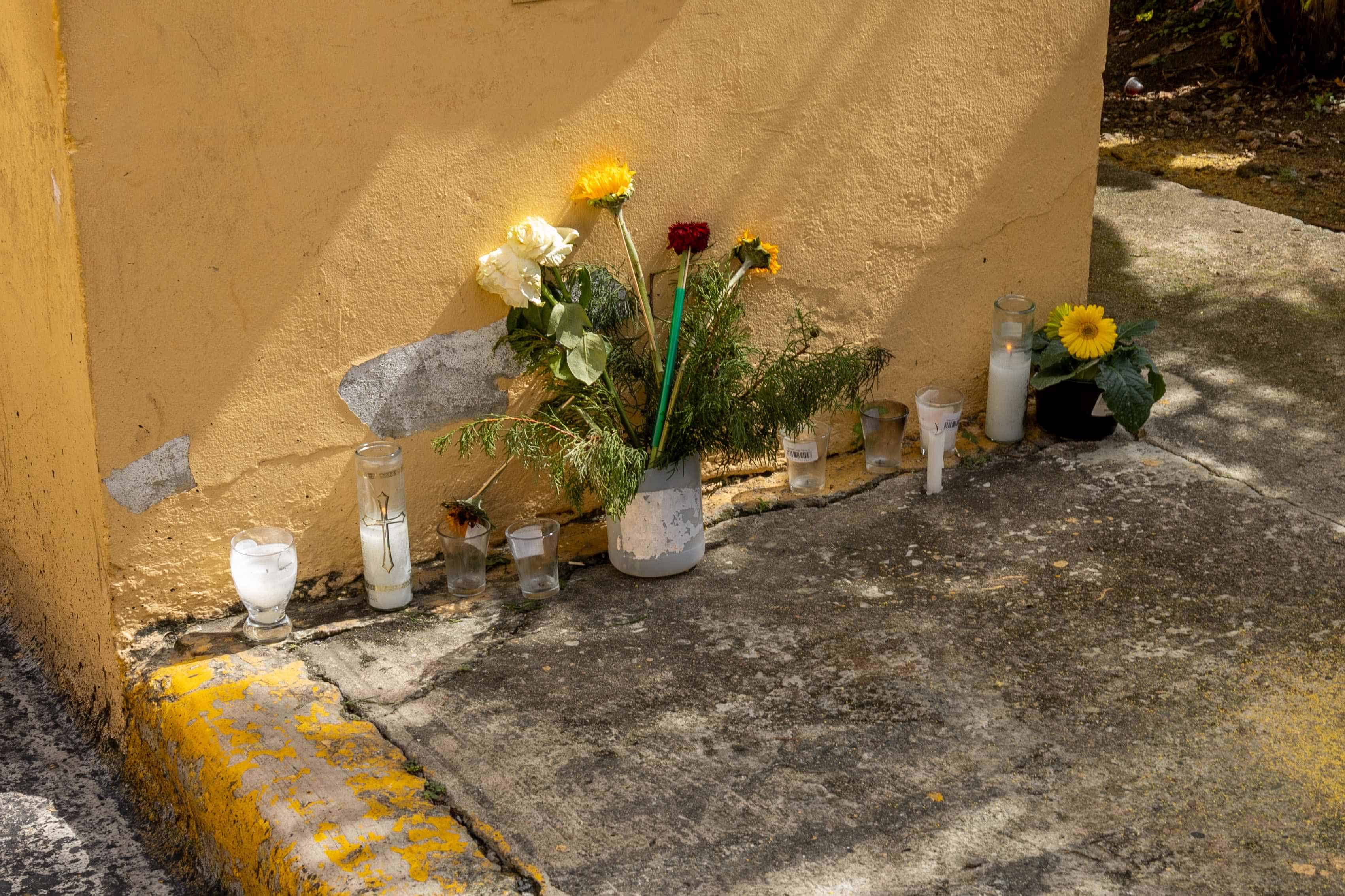 Vecinos y amigos prendieron velores por el vigilante asesinado.