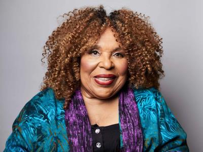 Muere Roberta Flack, la voz de "Killing me softly with his song"