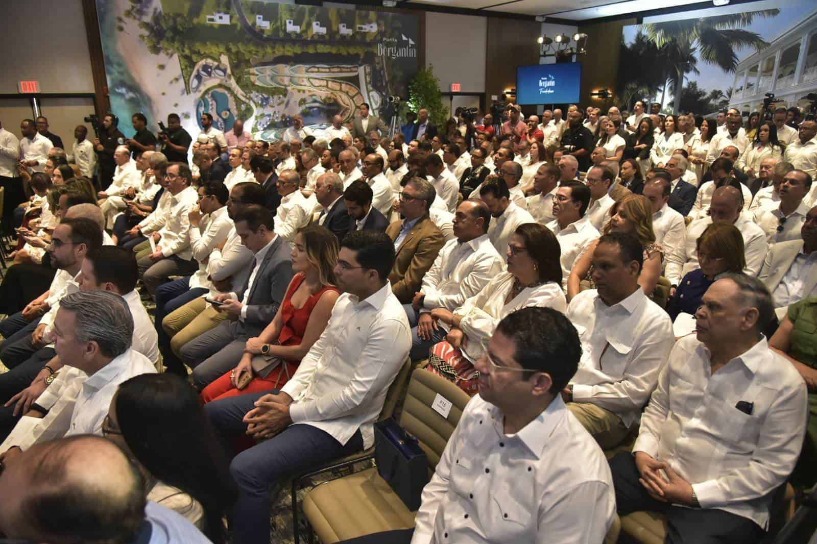 Asistentes a la presentación del proyecto Punta Bergantín en Santiago. 