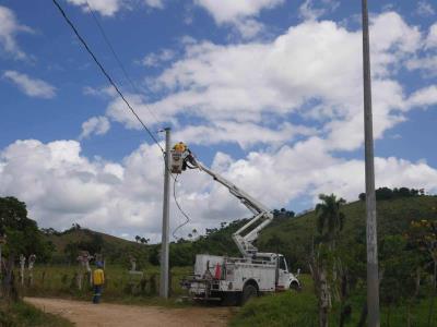 Rehabilitan de redes eléctricas en Santana Bella