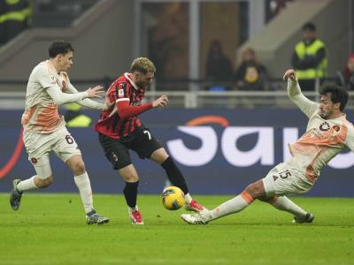 Santiago Giménez aporta en debut con Milan para avanzar Copa Italia