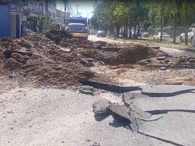 Socavón y sectores sin agua en Santiago por explosión de tubería