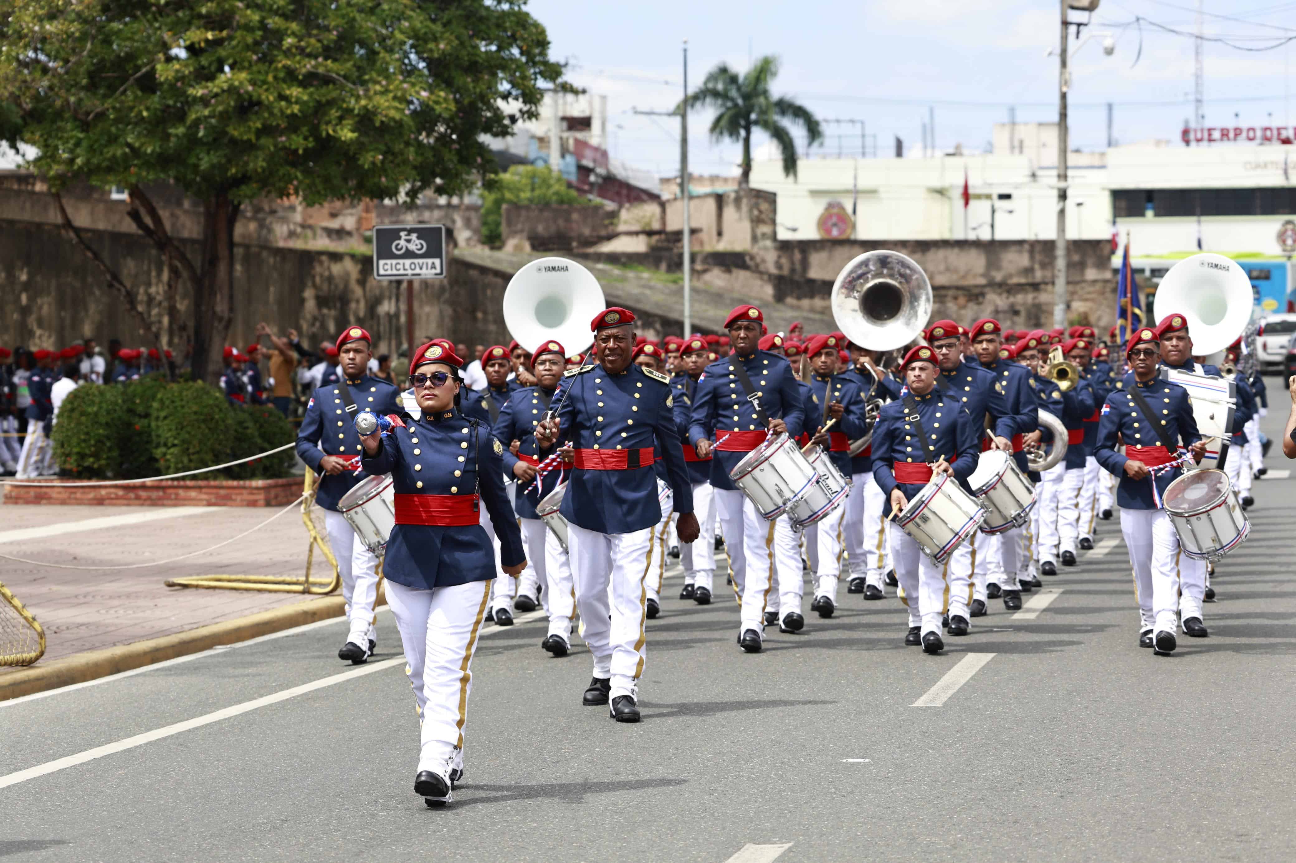 Imagen del desfile, durante honores en el Altar de la Patria.