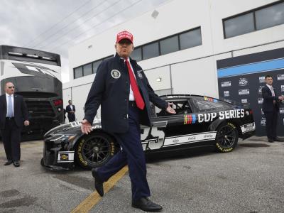 Trump da una vuelta por la pista para inaugurar la Daytona 500