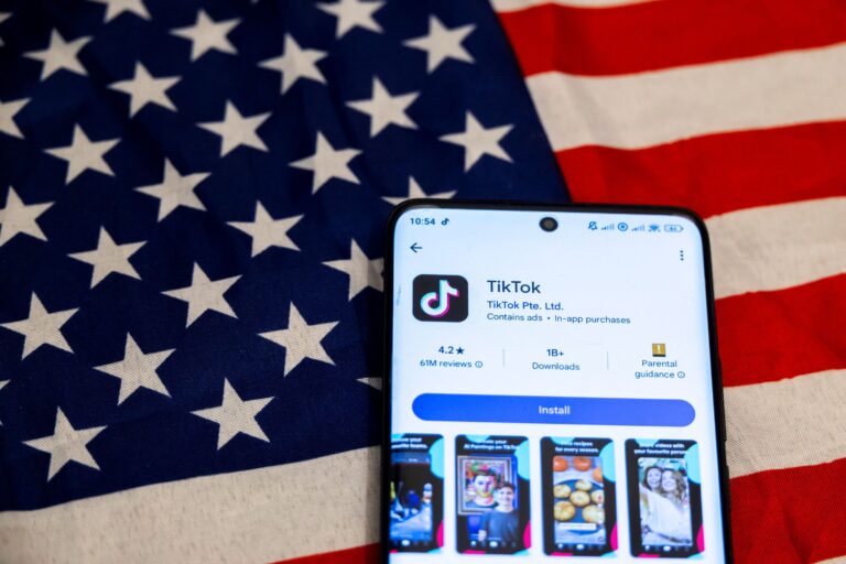 Trump firma un decreto para crear un fondo soberano de riqueza y sugiere usarlo para comprar TikTok