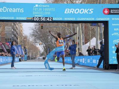 Ugandés Jacob Kiplimo rompe el récord mundial de media maratón