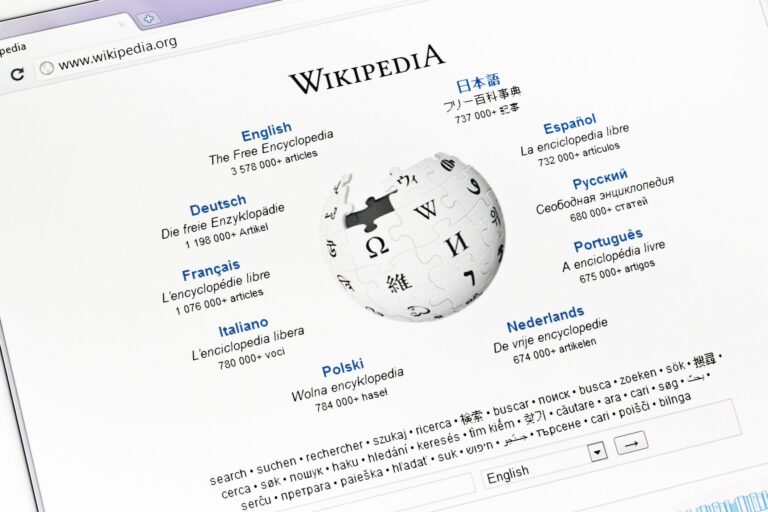 Wikipedia se prepara para defender a sus colaboradores de Elon Musk