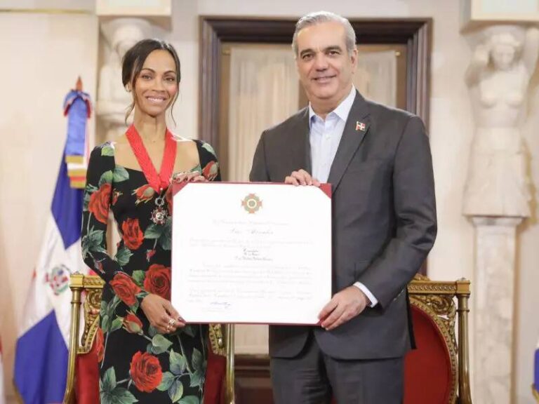 Abinader condecora a Zoe Saldaña con la Orden Heráldica de Cristóbal Colón