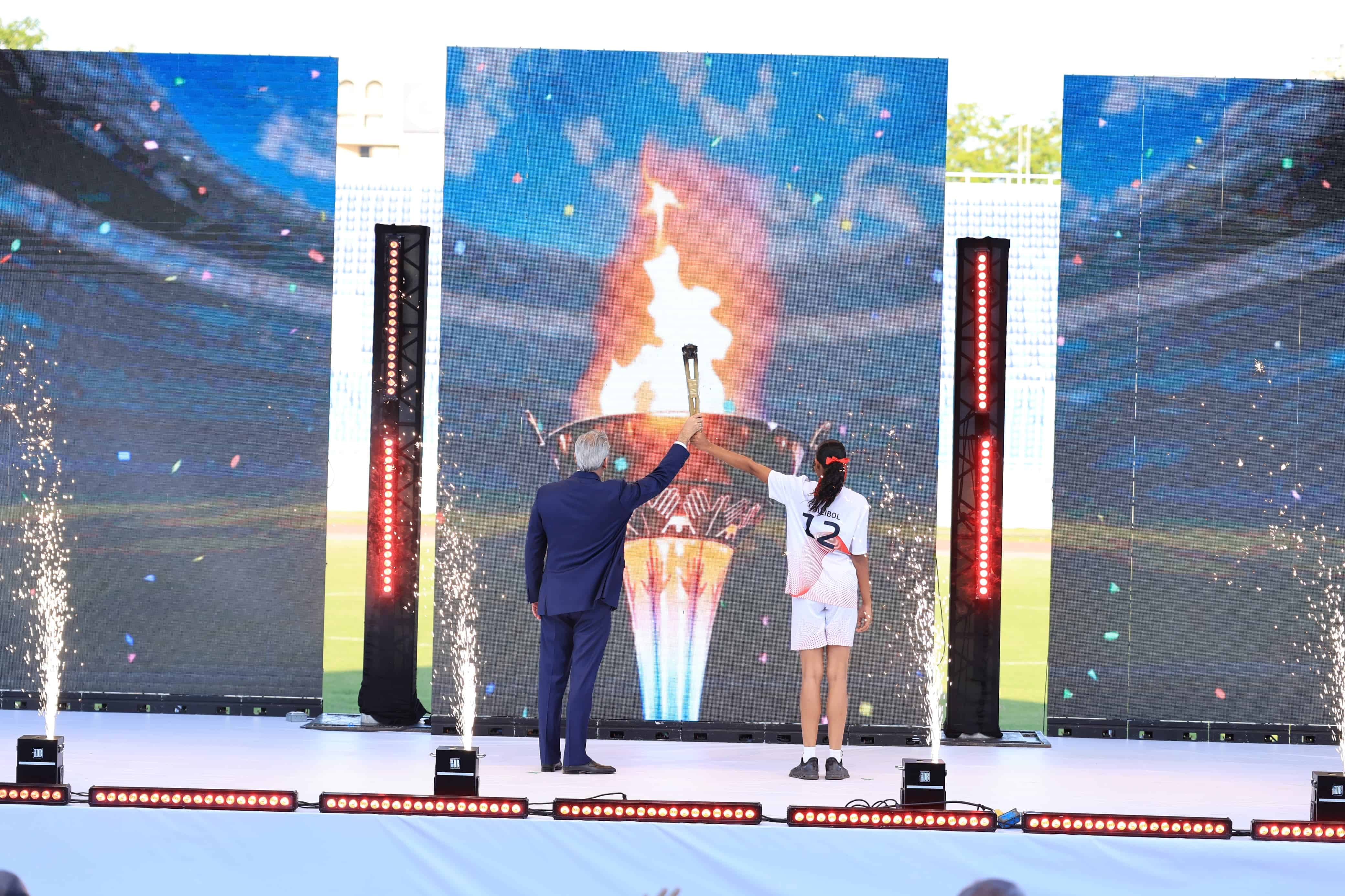 El presidente Luis Abinader enciende la llama para dejar inaugurados los juegos salesianos. 