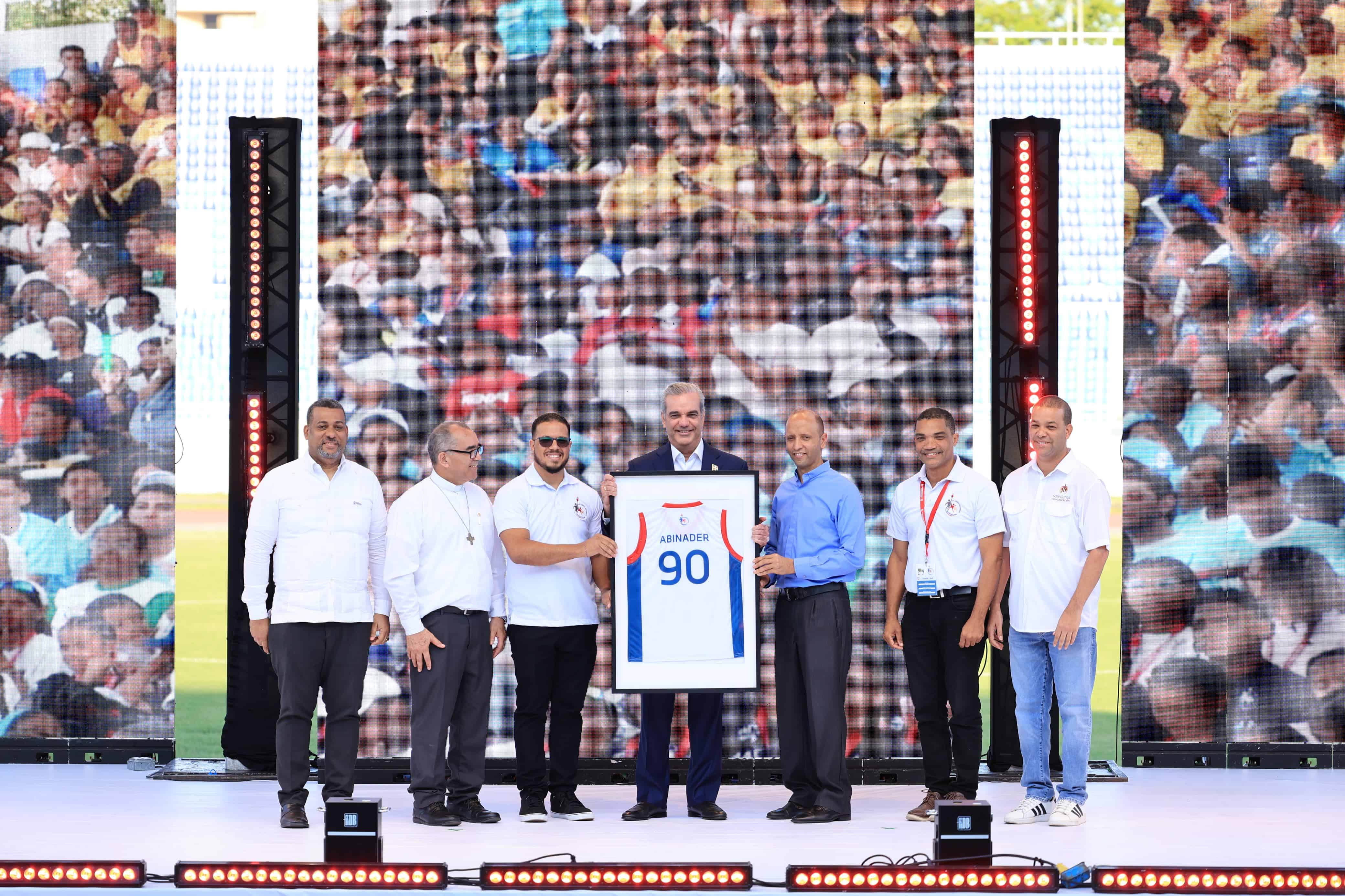 El presidente Luis Abinader recibió una camiseta con su nombre con el número 90.