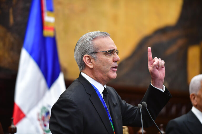 Abinader insta a la oposición a presentar propuestas junto a sus críticas