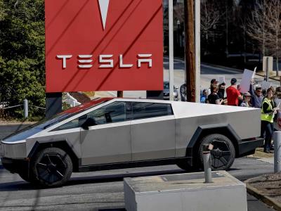 Acciones de Tesla caen más del 15 %