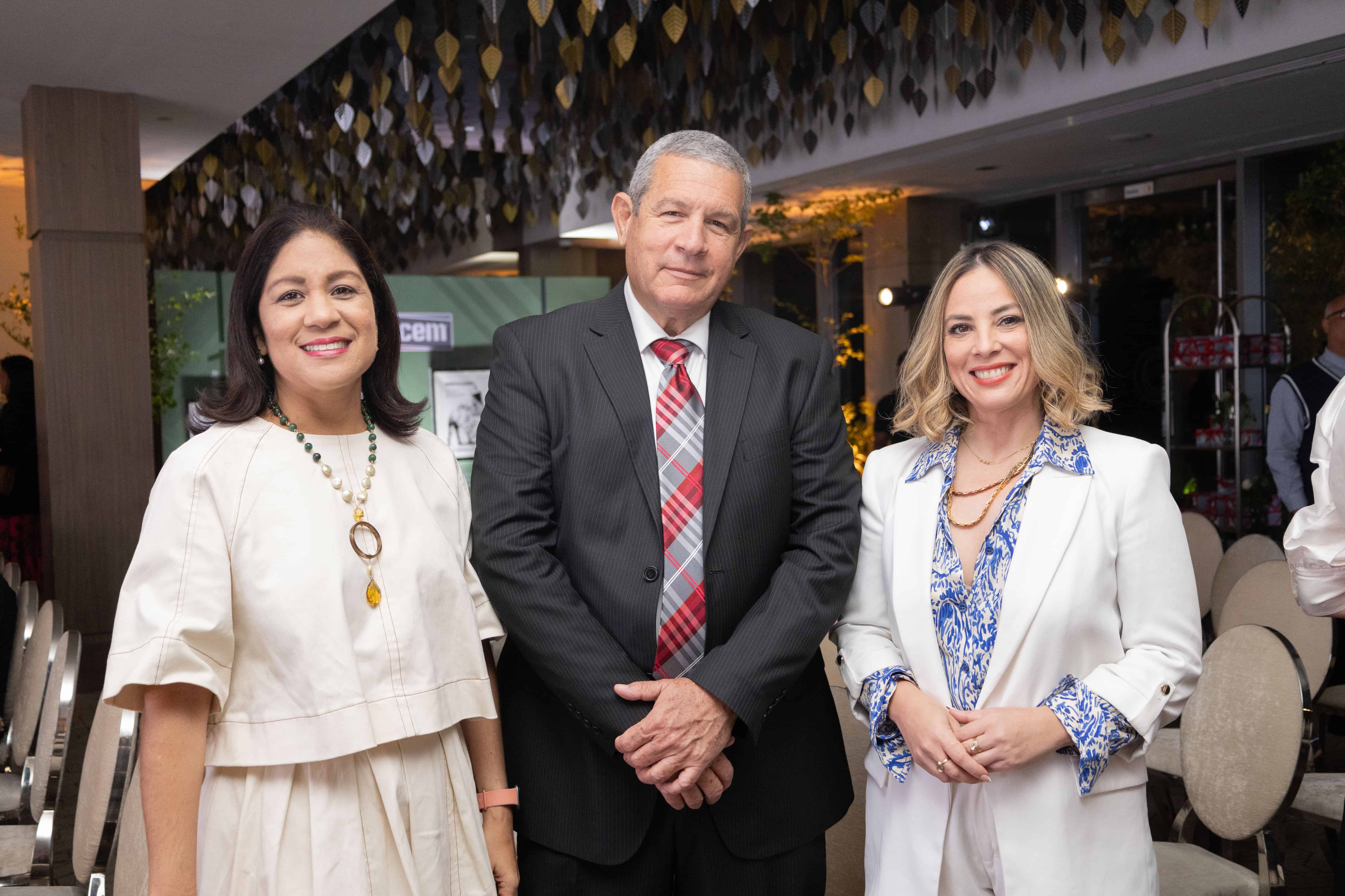 Vielka Guzmán, Luis Taveras y Virginia Abreu.