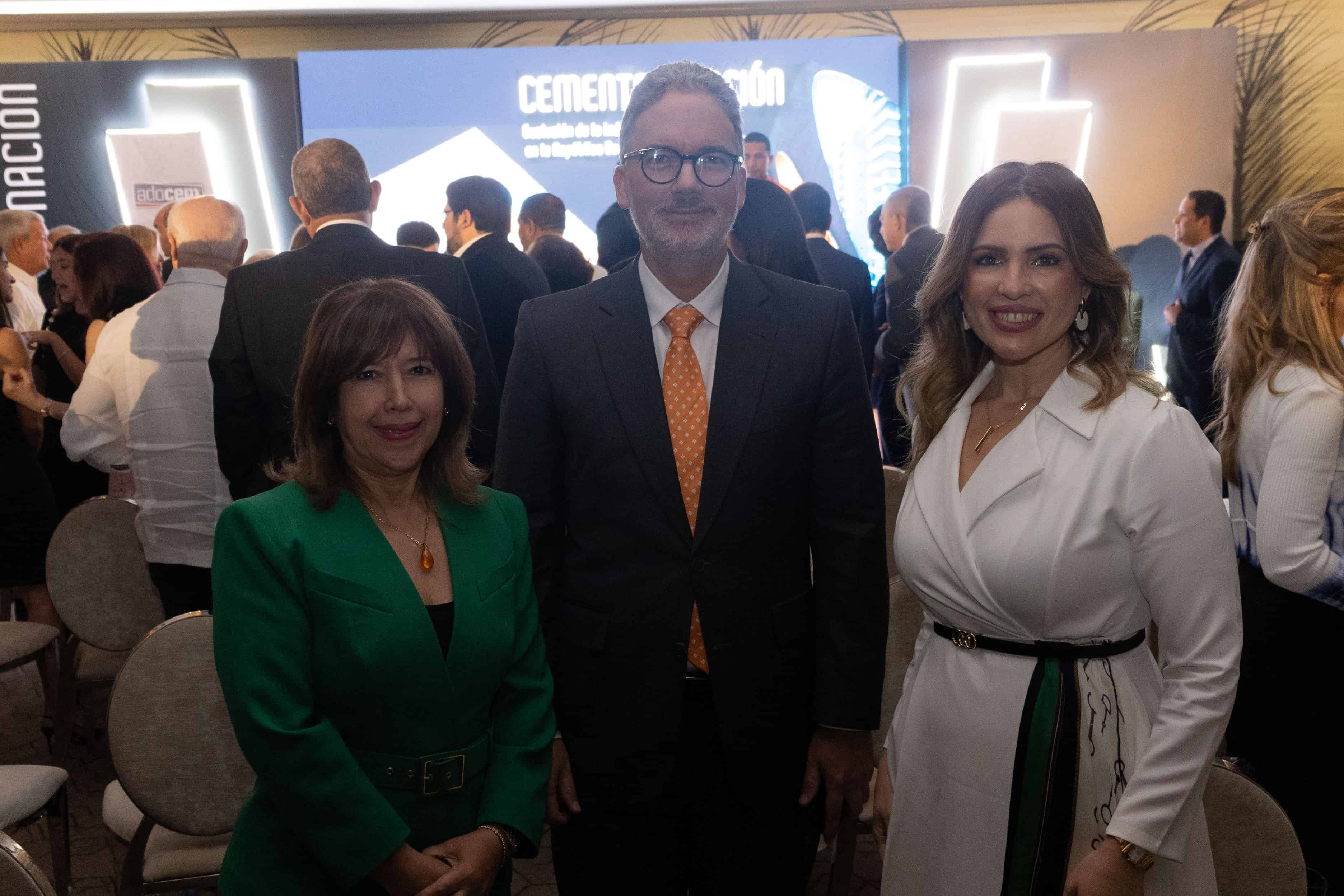 Kathia Mejía, Mario Pujols y Karina Cruz.