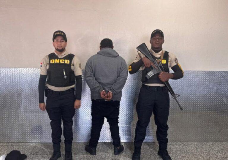 Arrestan a dominicano en el AILA por violar ley de drogas al intentar viajar a Colombia
