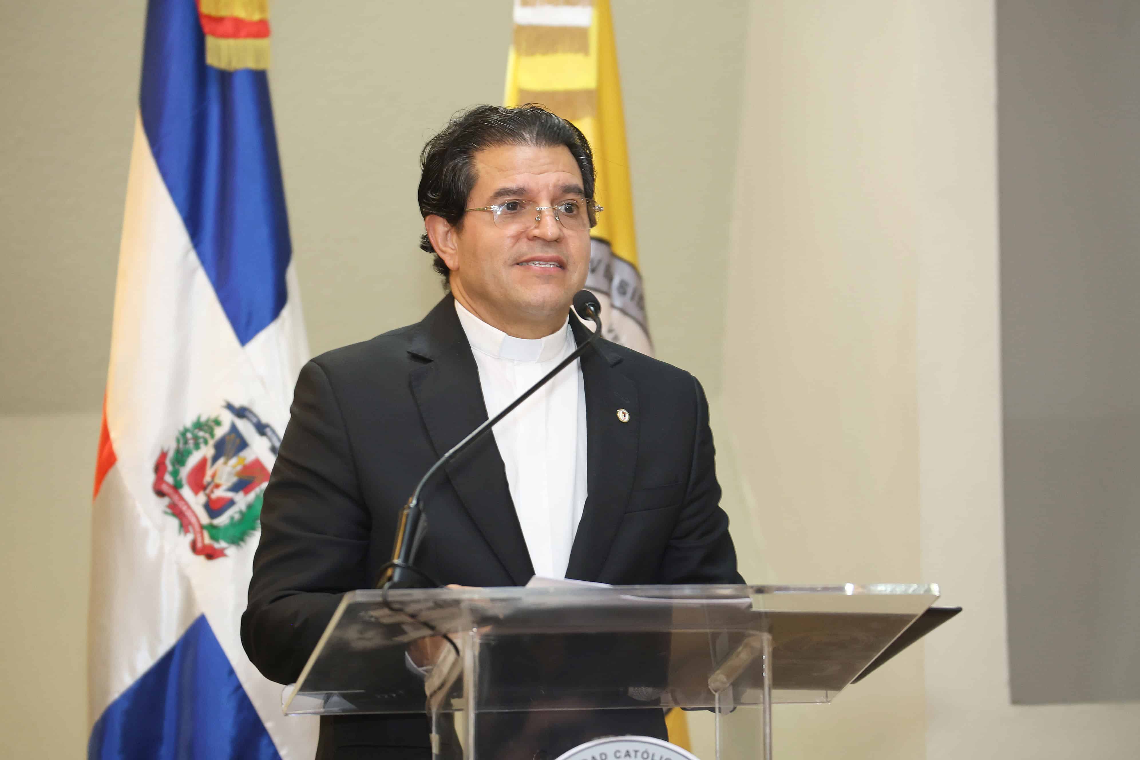 Reverendo padre Secilio Espinal, rector de la PUCMM.