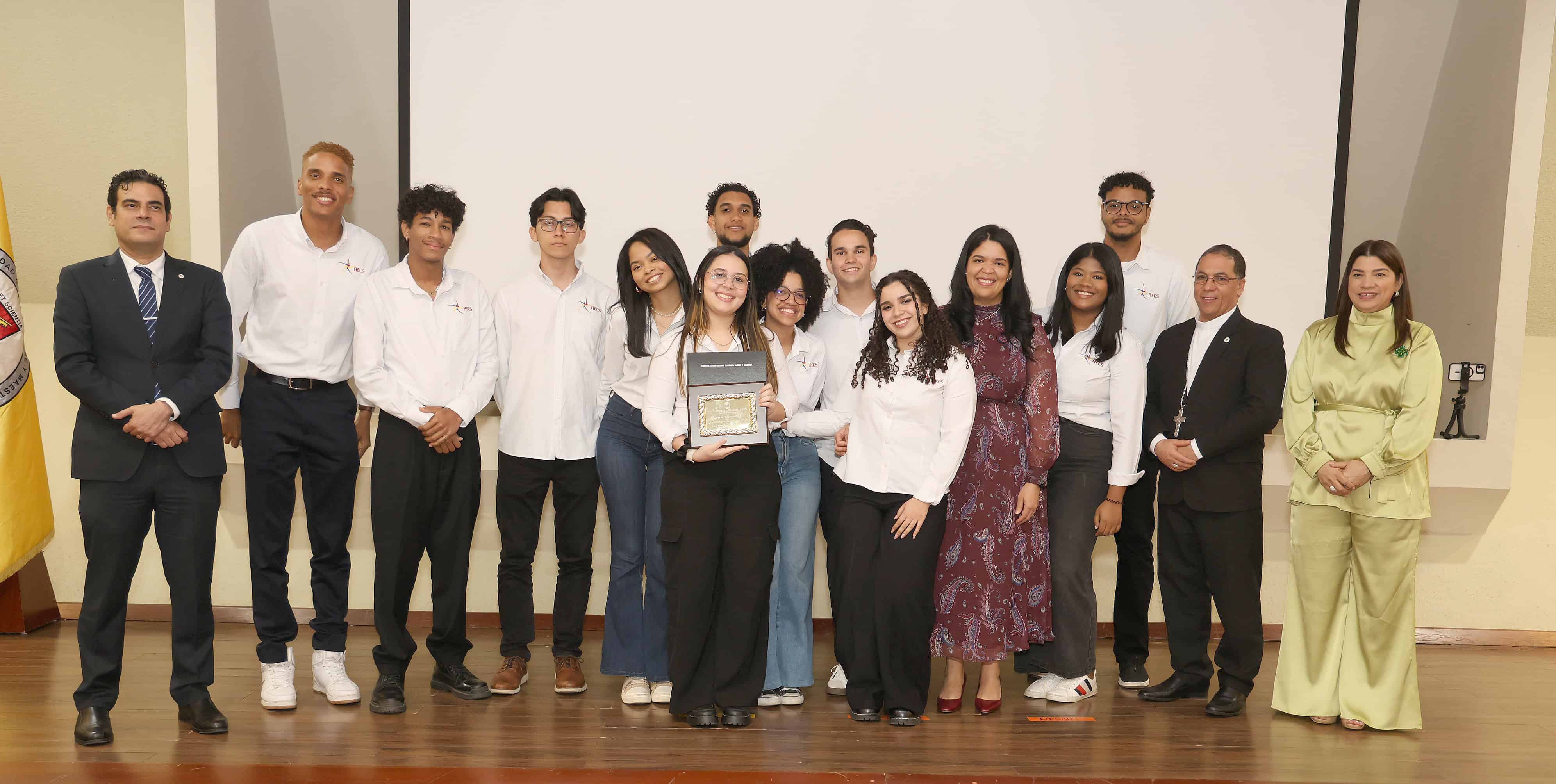 Grupo de estudiantes meritorios.