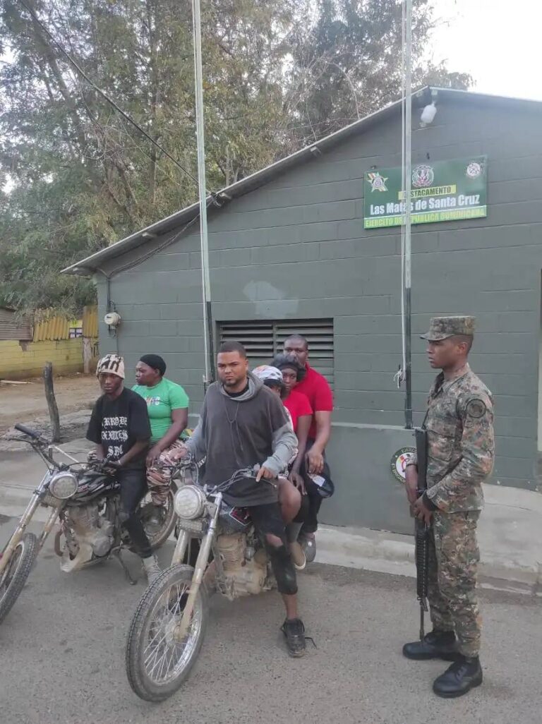 Autoridades detienen otro grupo de indocumentados trasladados en motocicletas en Montecristi y San Juan
