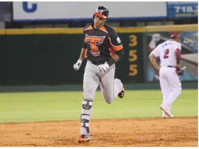 Béisbol: Estrellas Orientales firman a Steven Moya y Yefri Pérez