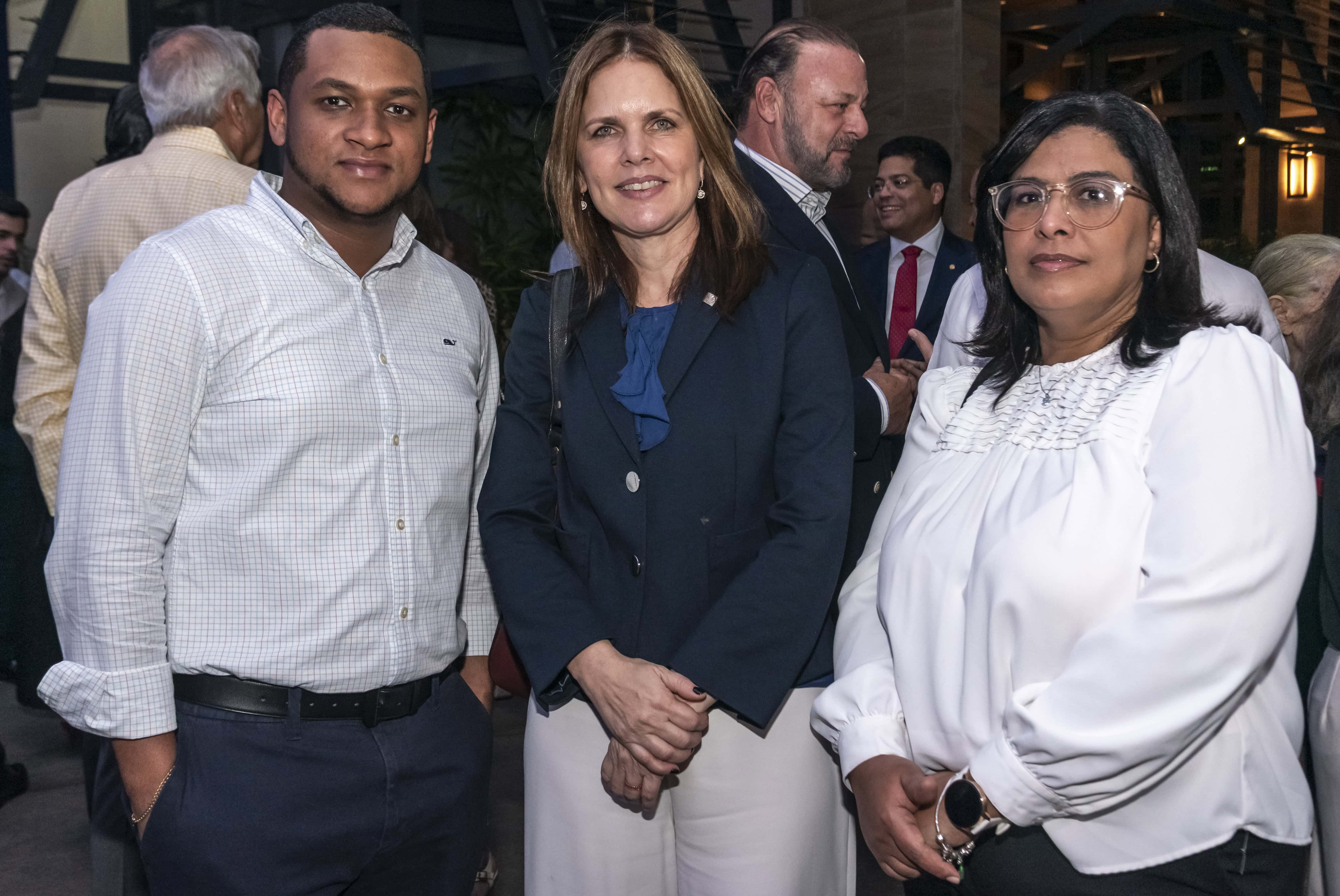 Gabriel Almánzar, Claudia Jorge y Wendy Reyes.