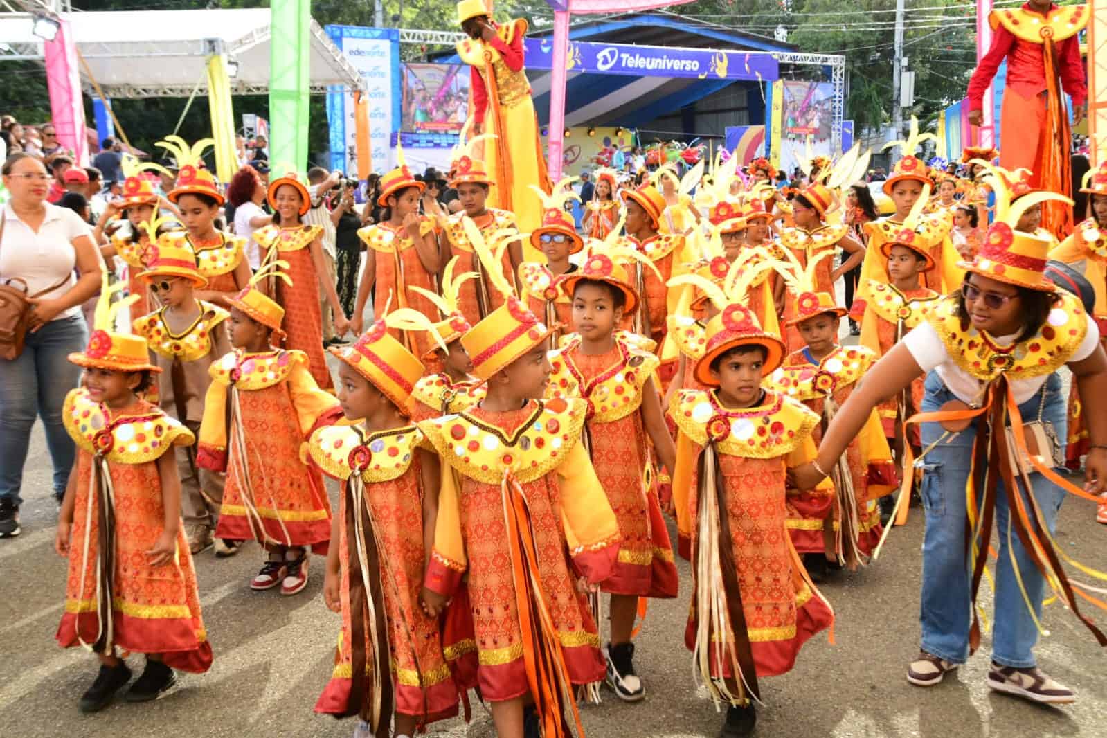 Comparsa de niños desfilan en el carnaval de Santiago.