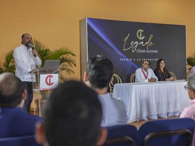 César Iglesias reconoce trayectoria de colaboradores